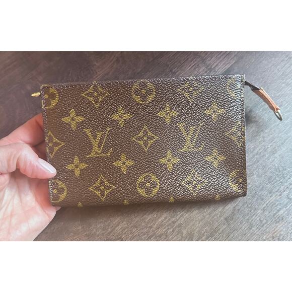 LOUIS VUITTON MONOGRAM ACCESSORY POUCH W/RING - Picture 1 of 11